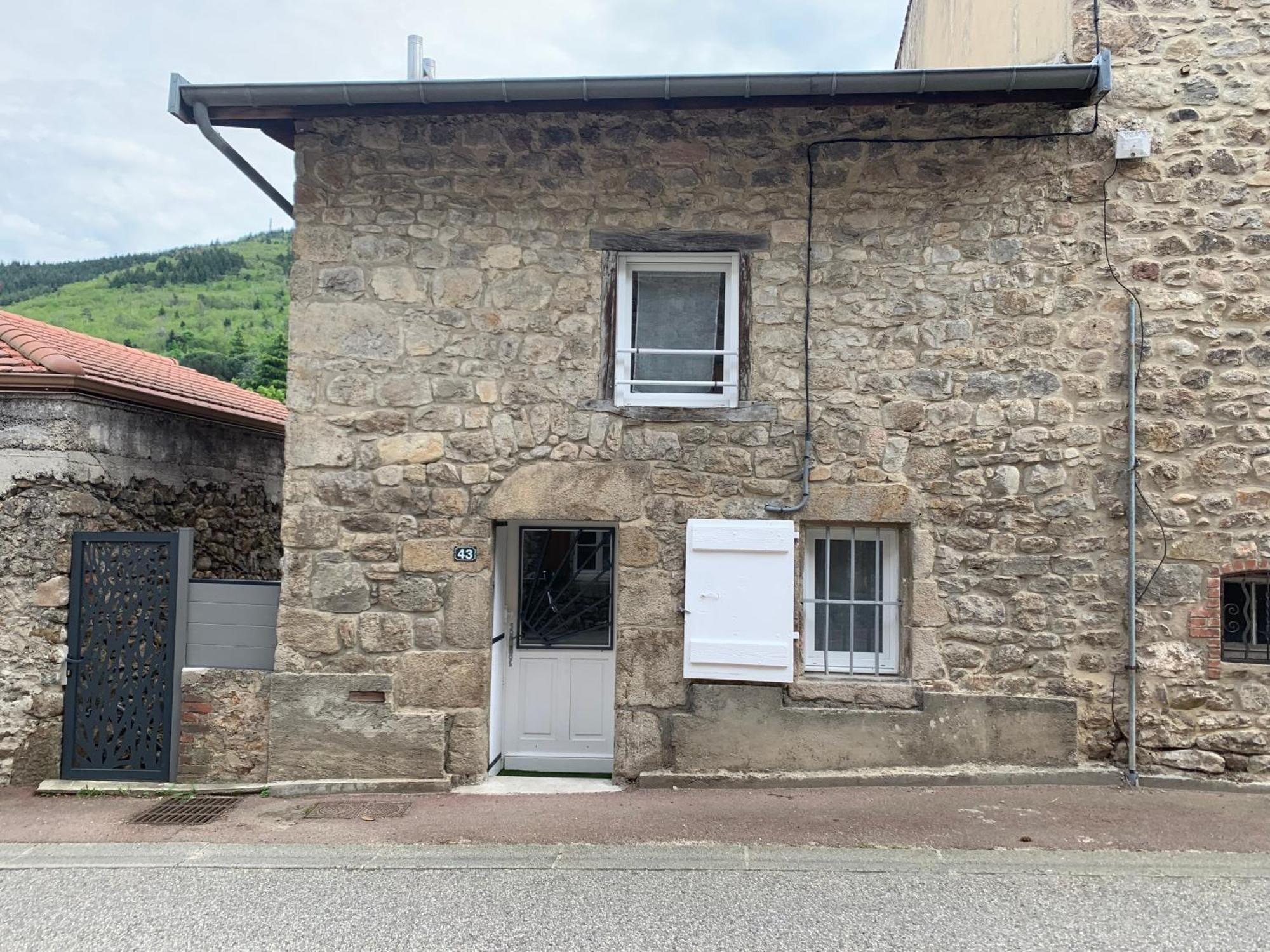 Charmante petite maison en pierre, entièrement rénovée. Villa Satillieu Exterior foto